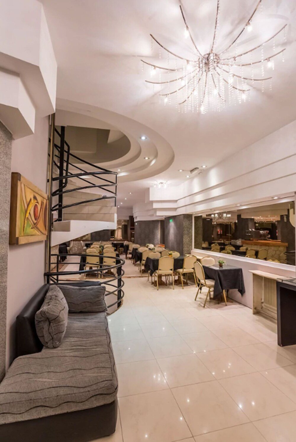 Interior moderno con escalera caracol, zona de comedor y barra