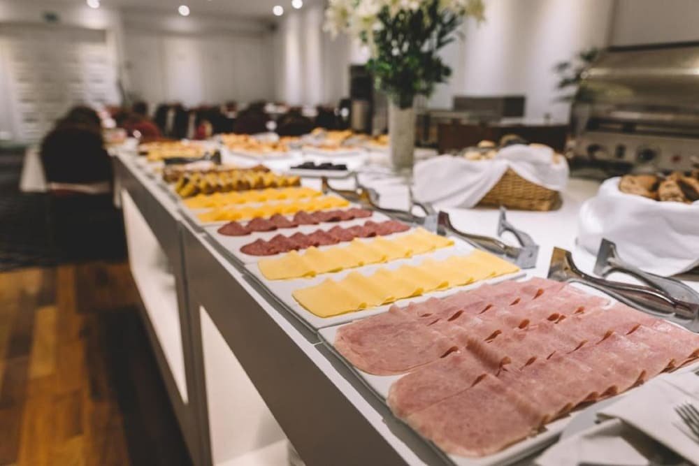 Buffet con variedad de fiambres y quesos