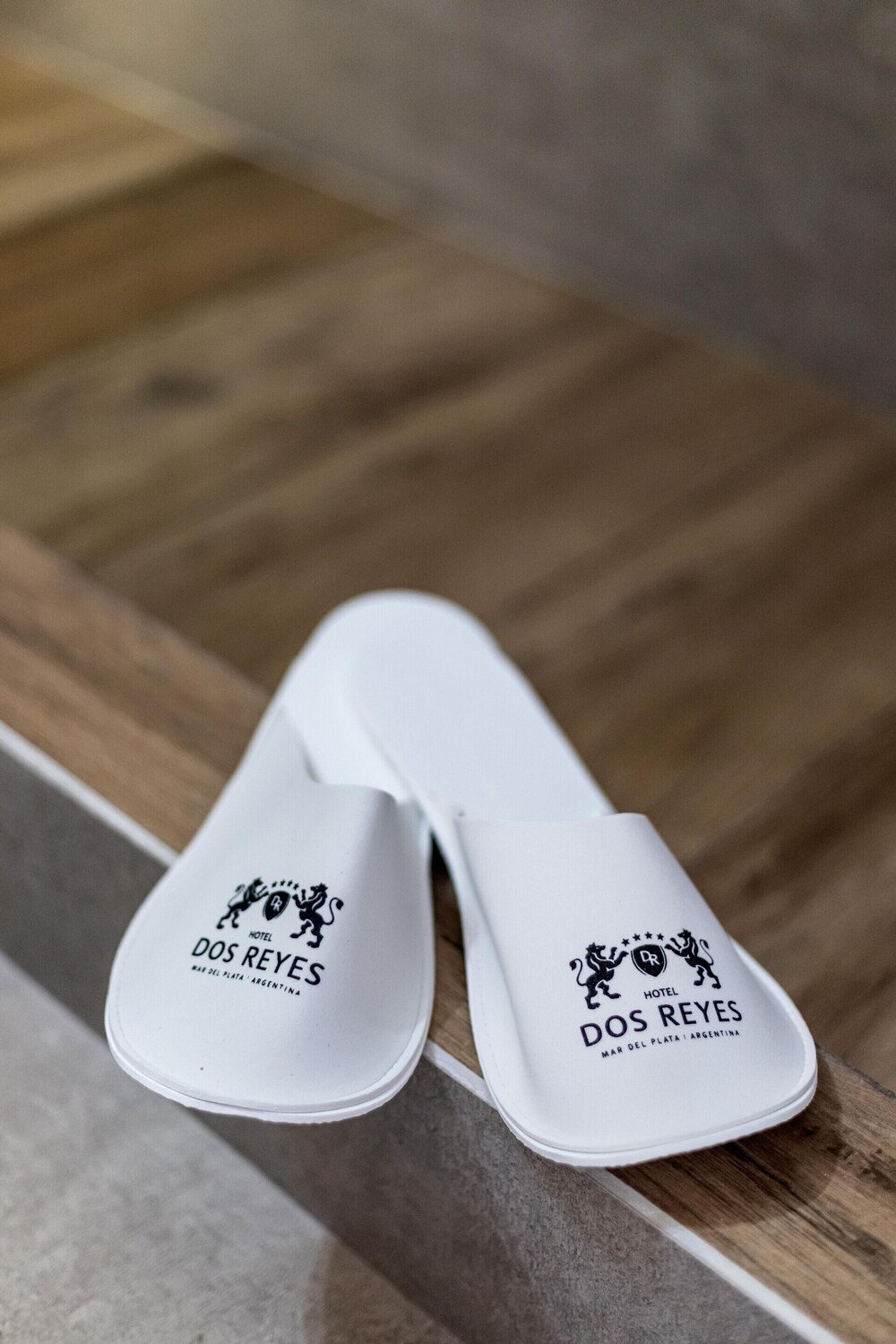 Pantuflas blancas con el nombre del hotel y Mar del Plata