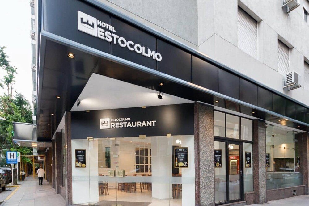 Frente moderno del hotel con el cartel de su restaurante