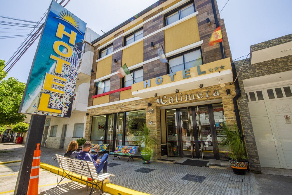 Fachada del hotel con diseño de damero