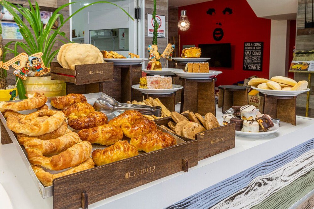 Buffet de desayuno con facturas y postres