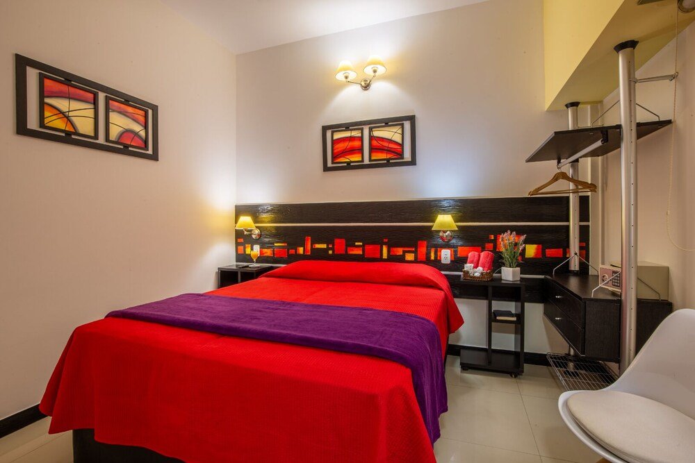 Habitación con cama, escritorio y silla