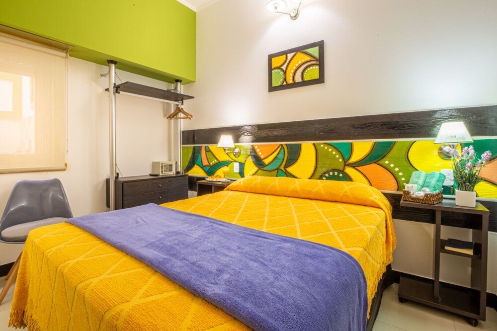 Otra habitación del hotel con cama, escritorio y silla