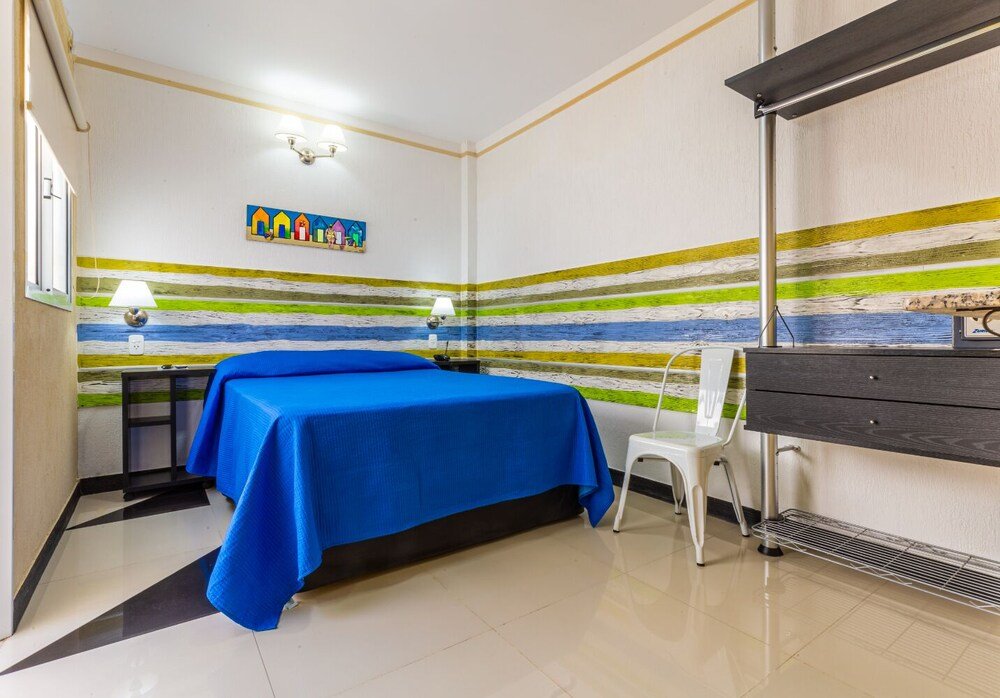 Habitación con cama doble y dos mesas de luz