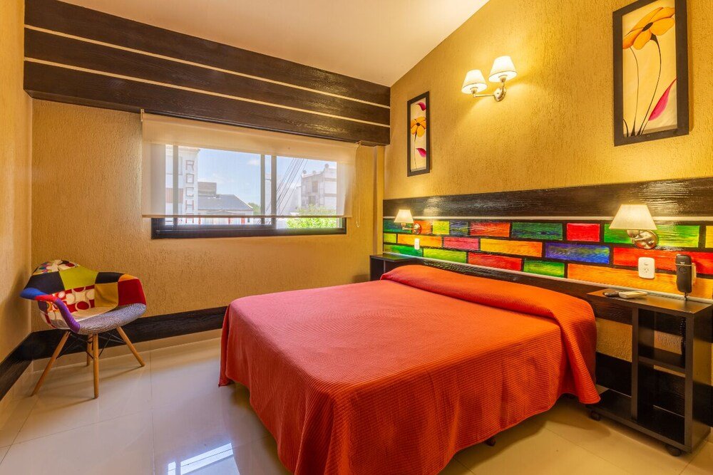 Habitación con cama y respaldo de colores