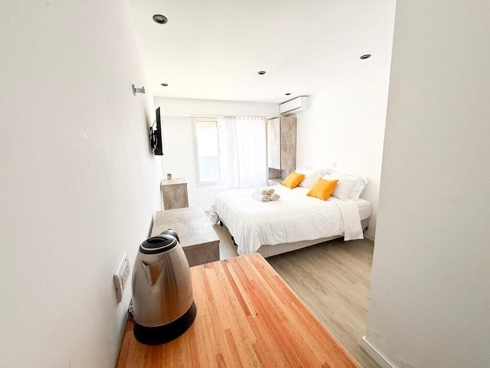 Habitación con cama y mesa de madera