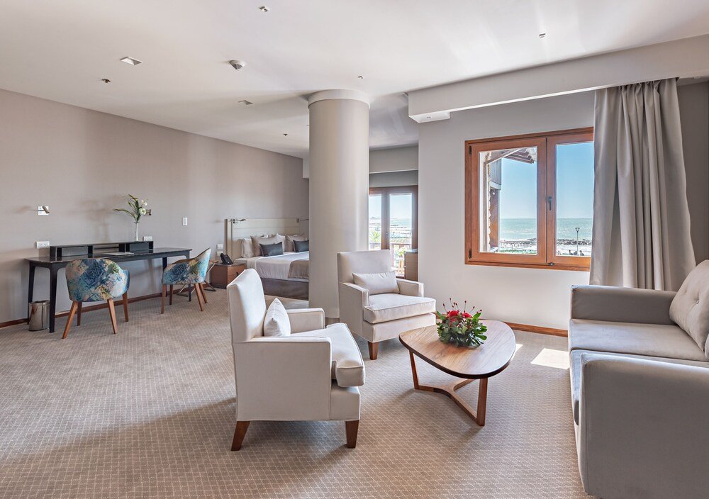 Living amplio con ventanal, comedor y sillones