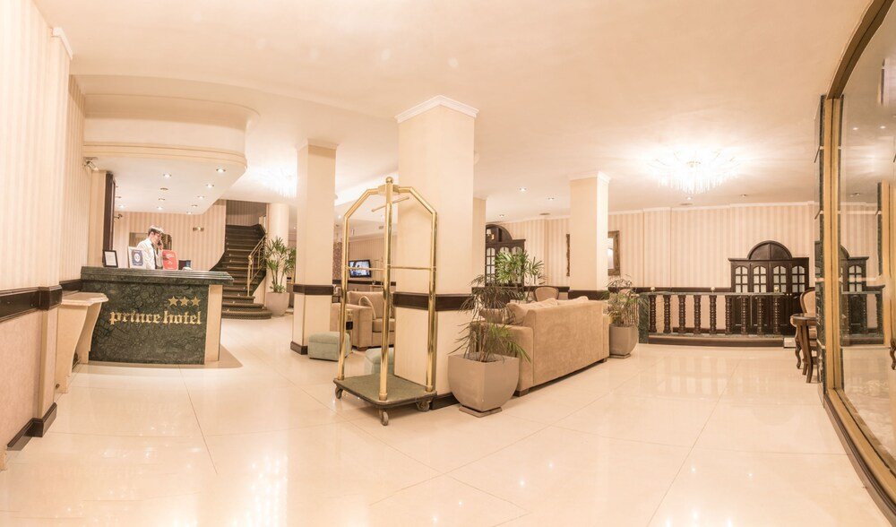 Entrada interior del hotel con puerta y detalles
