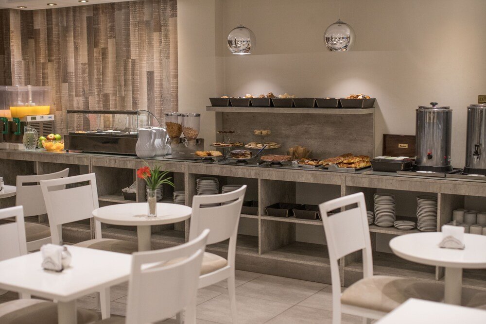 Salón del desayuno con mesas preparadas
