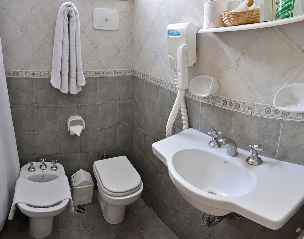 Baño de una habitación con lavabo y ducha