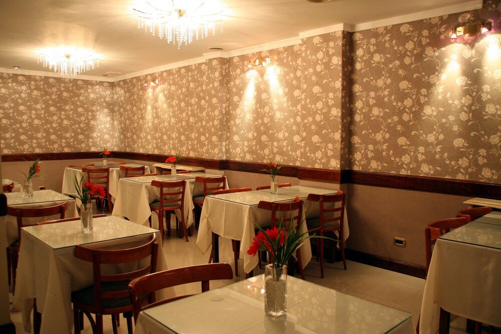 Bar del hotel con barra y banquetas