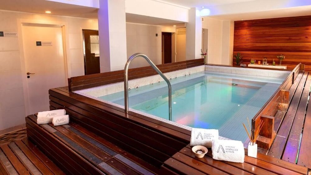 Jacuzzi con escalera y deck de madera